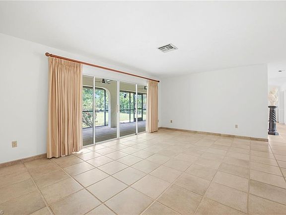 5th image of 3066 Round Table LN