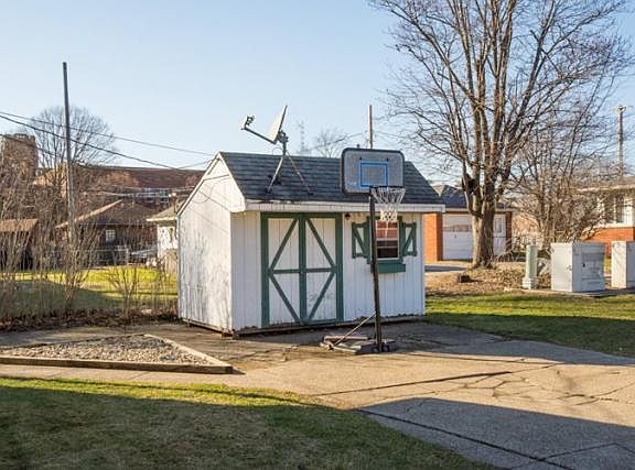 4th image of 1308 Lincolnway E