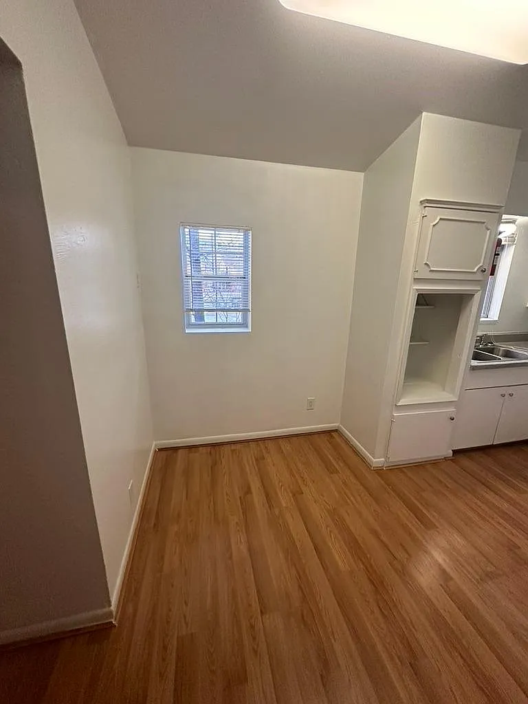 Building Photo - 1023 Lyndon St #1