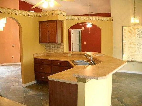 Kitchen with breakfast bar