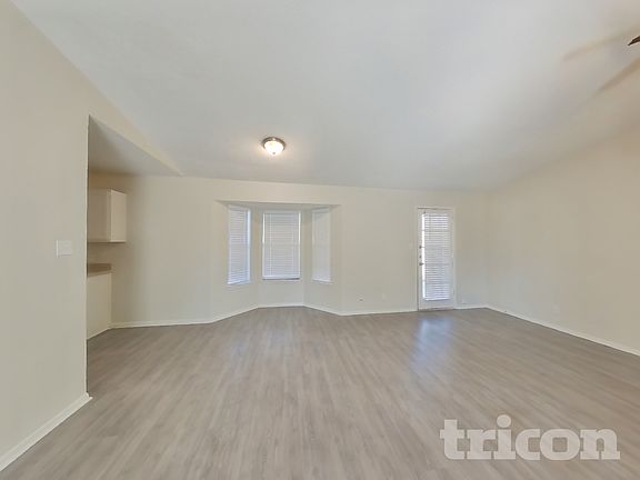 2nd image of 820 Oak Grove Ln