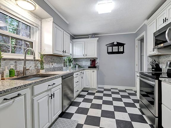 2nd image of 31 N Washington Blvd