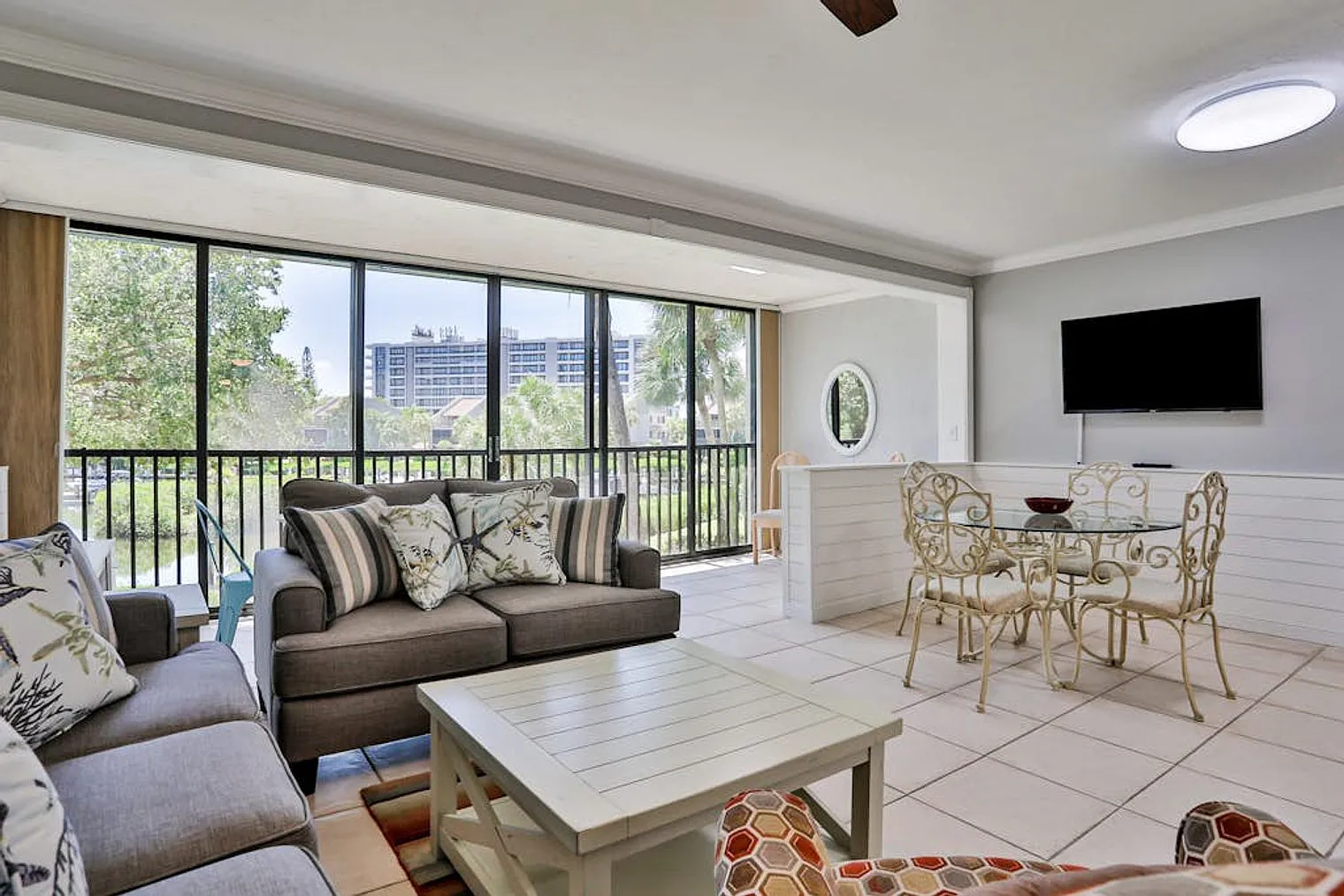 2 bed, 1.0 bath, 1001 sqft, $3,996 — Photo 3
