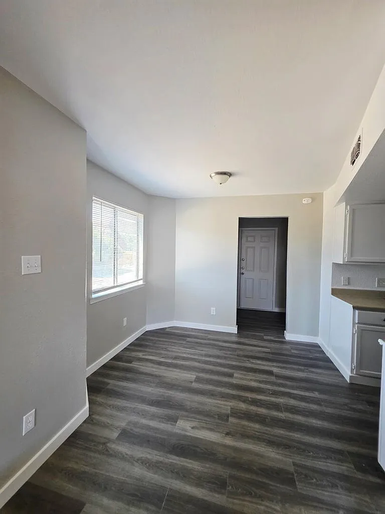2 bed, 1.0 bath, 876 sqft, $1,200 — Photo 2