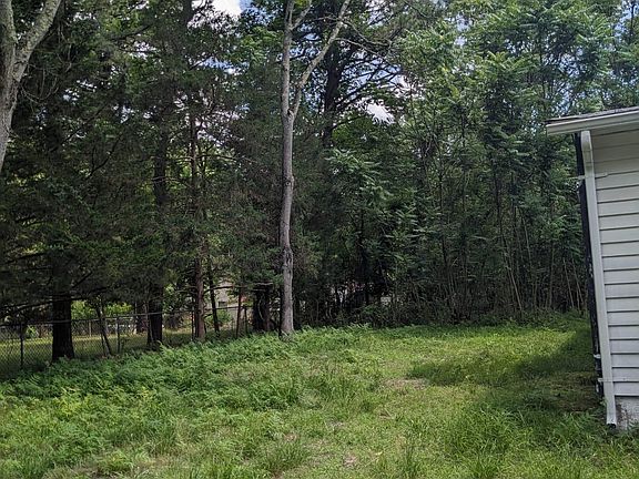 3rd image of 801 Lupin St