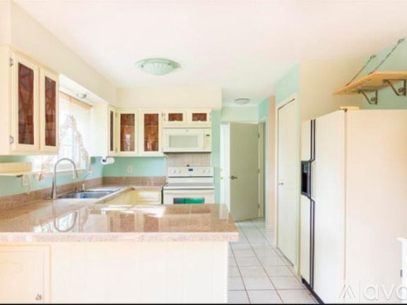 4th image of 9180 Ascot Dr