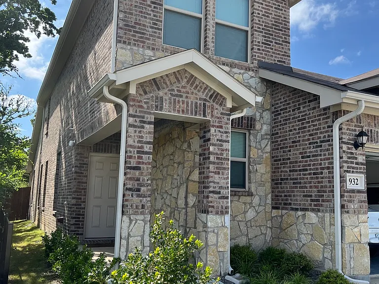 932 Crockett St — Photo 2