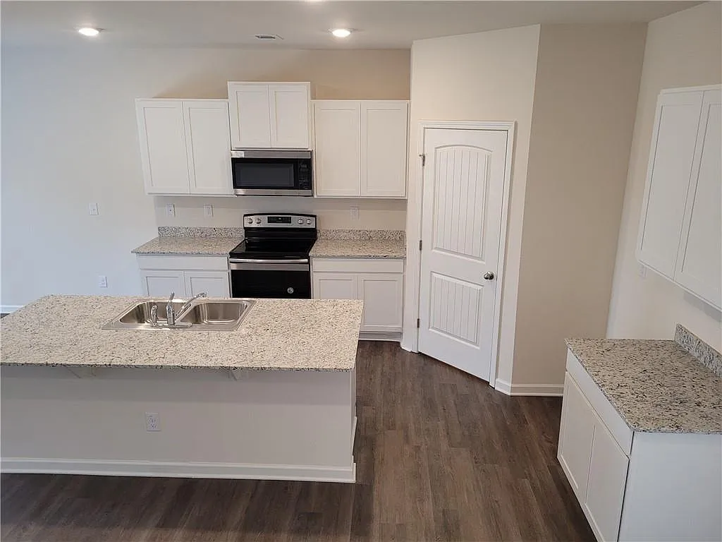 5 bed, 2511 sqft, $2,300 — Photo 2