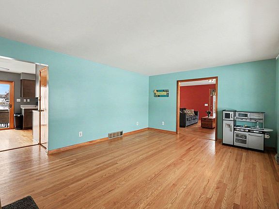 5th image of 93 Roselawn Dr