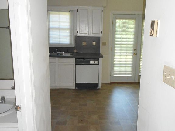 4th image of 103 A N Elm St