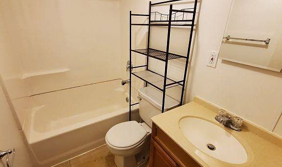 4th image of 426 Broadwater Ave #2