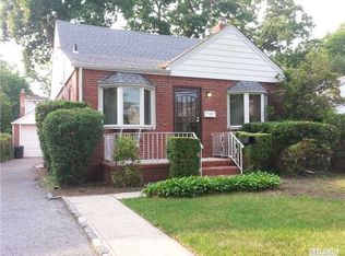 21 Baxter Ave, New Hyde Park, NY 11040
