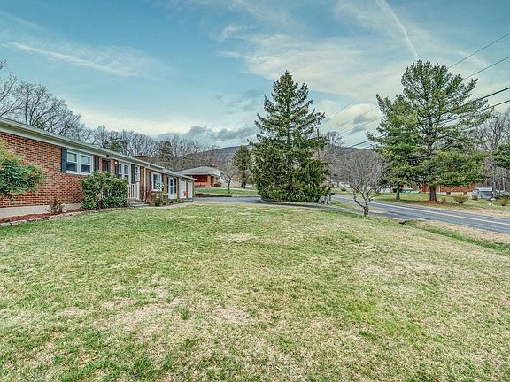 3rd image of 1530 Mountain Heights Dr