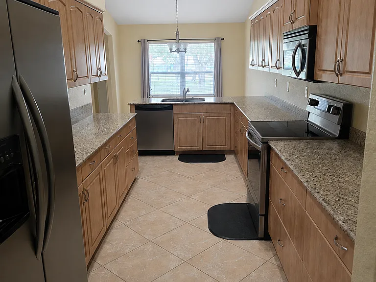 1750 N Valencia Dr — Photo 3