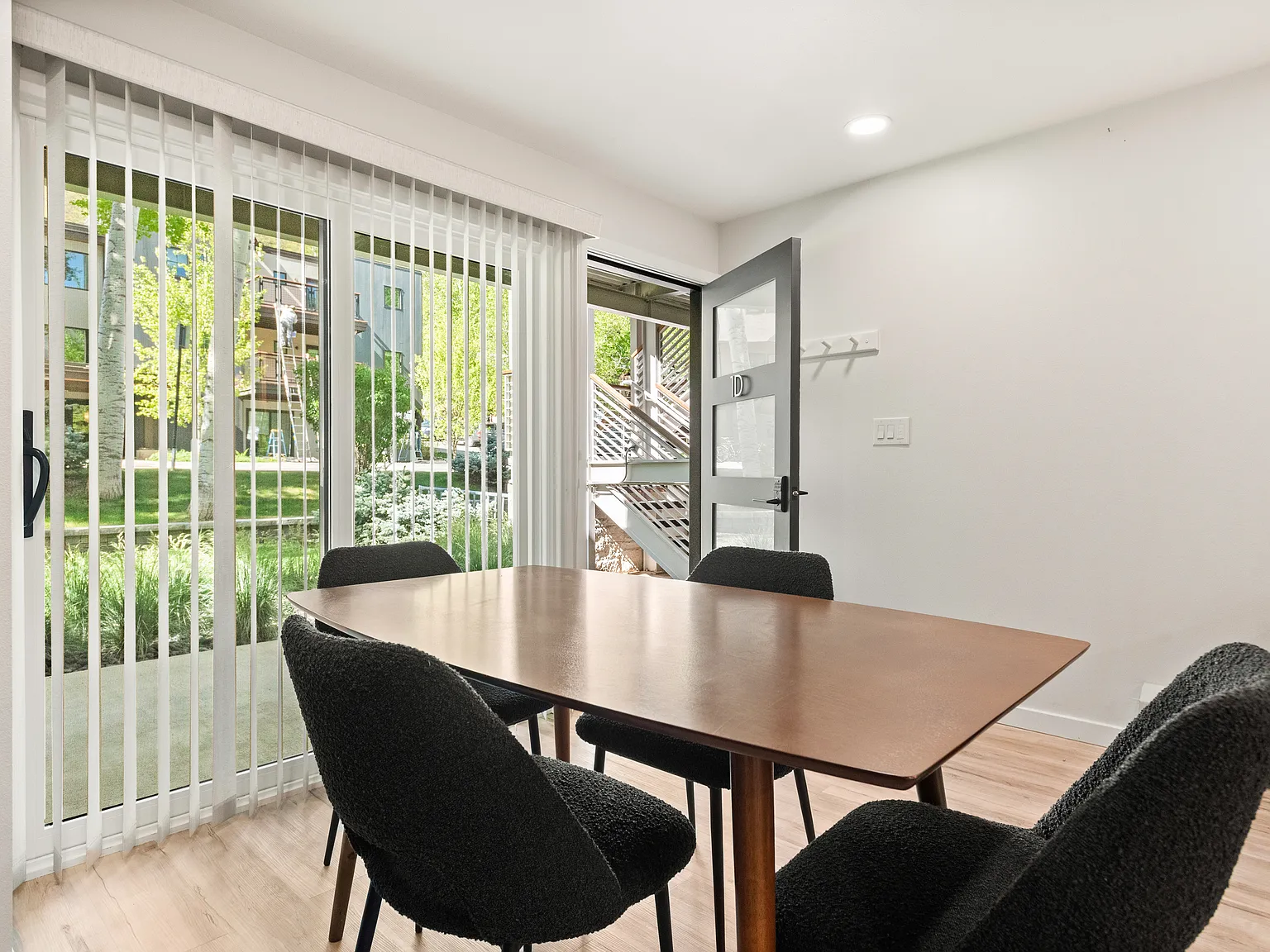 2 bed, 880 sqft, $10,000 — Photo 4