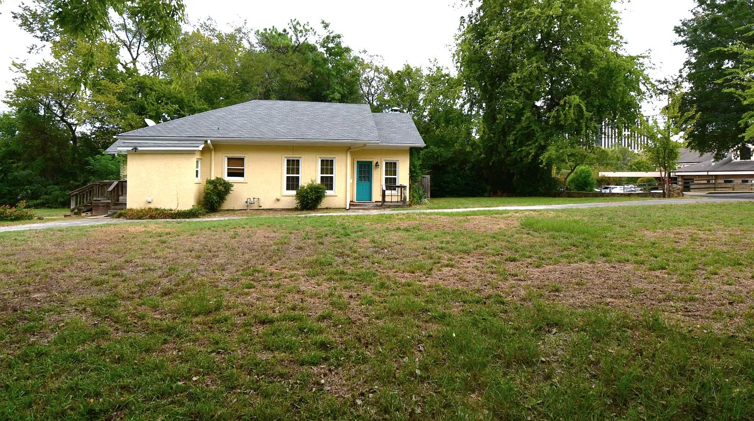 Charming 2 Bedroom, 2 Bath Home - Water & Trash Included! — Photo 3