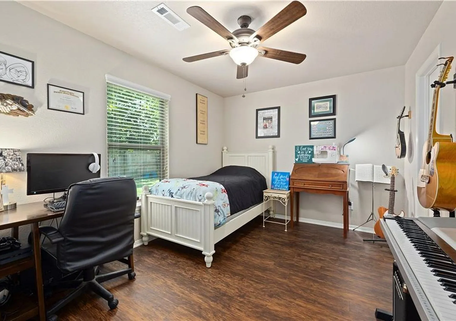well-kept 3-bedroom, 2-bathroom home — Photo 3