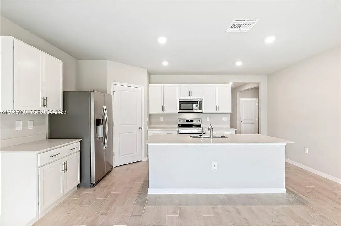 4 bed, 2.0 bath, 1828 sqft, $2,400 — Photo 2