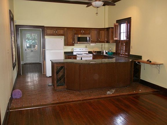 Kitchen w/ granite countertops