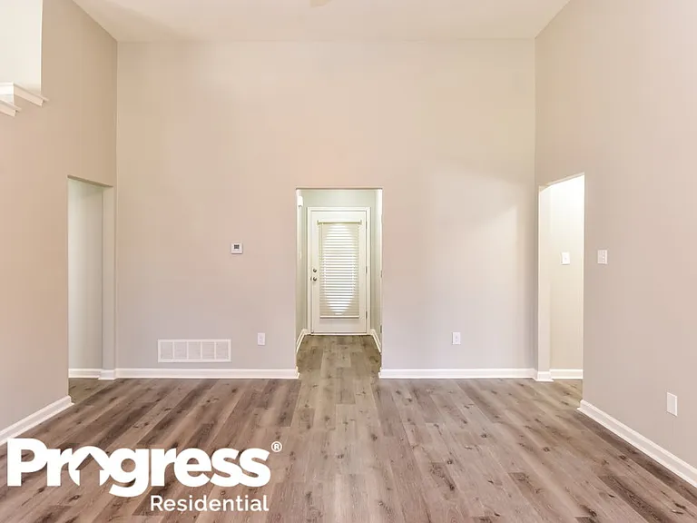1261 Thames Dr — Photo 4
