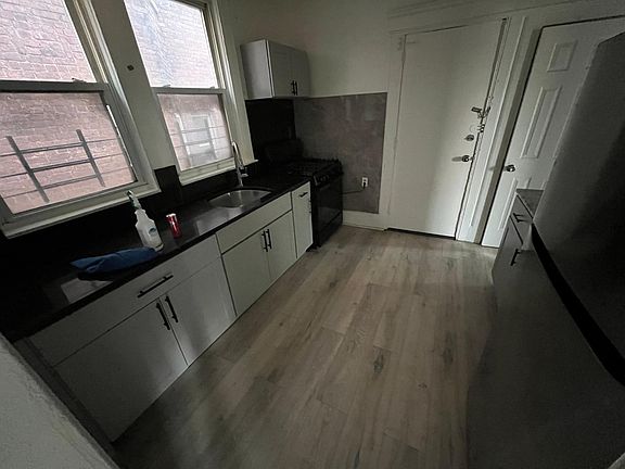 2nd image of 94 Eaton Pl APT 3