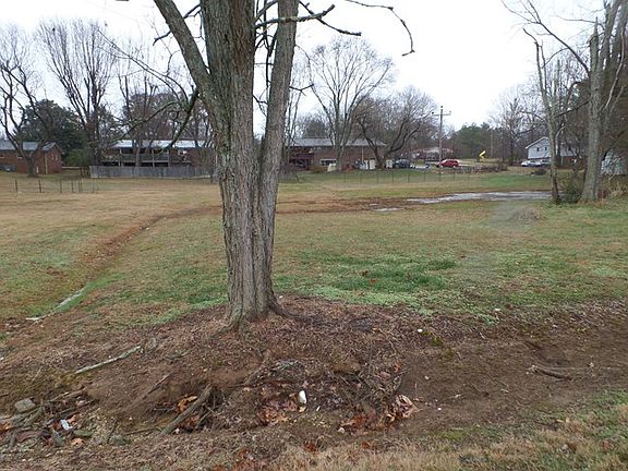 3rd image of 955 Hawthorn Dr