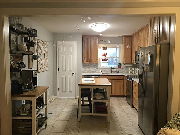 Kitchen- Quartz countertops/ stainless steel appliances