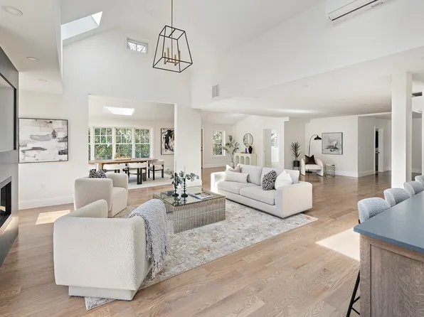 124 Lovejoy Rd, Andover, MA 01810