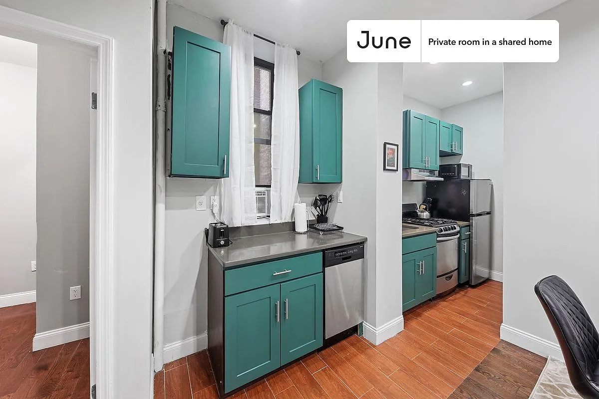 Queen bedroom in 4 bed/1.5 bath home in Hamilton Heights #596 B — Photo 4