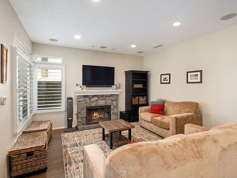 20891 Porter Ranch Rd — Photo 17