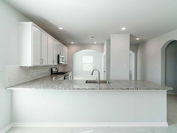 5th image of 653 Canadian Trl