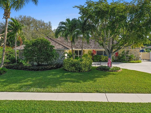 2nd image of 864 Country Club Dr