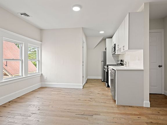 3rd image of 318 Willow St #3
