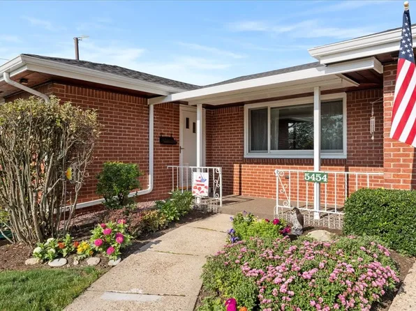 5454 Sagebrush Dr, Pittsburgh, PA 15236