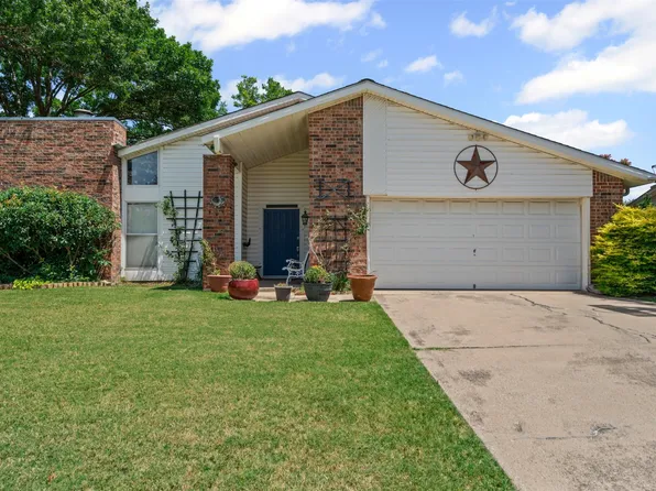 9944 Farmington Dr, Benbrook, TX 76126