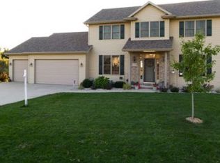 275 Thackery Dr, Oshkosh, WI 54904