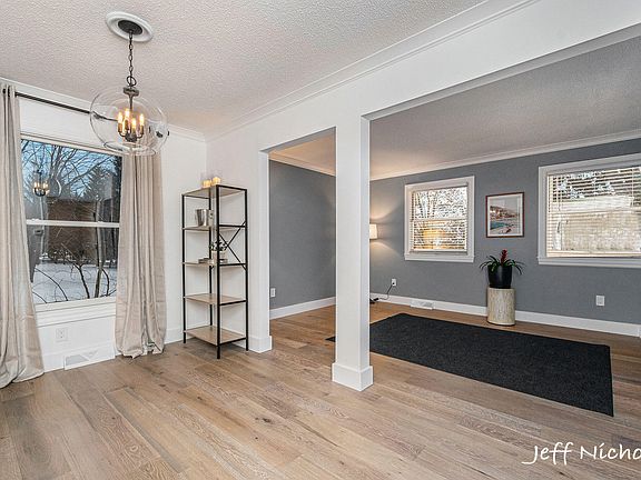 3rd image of 2595 Chatham Woods Dr SE