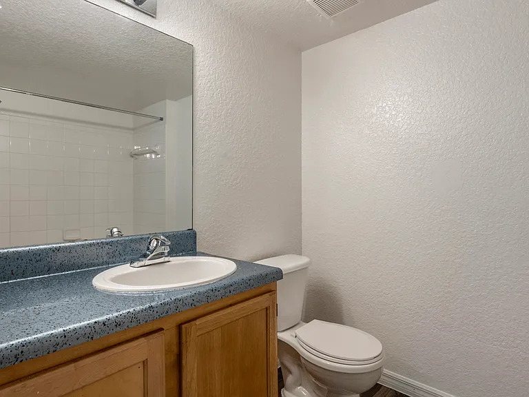 Noah's Landing Apartments — Photo 25