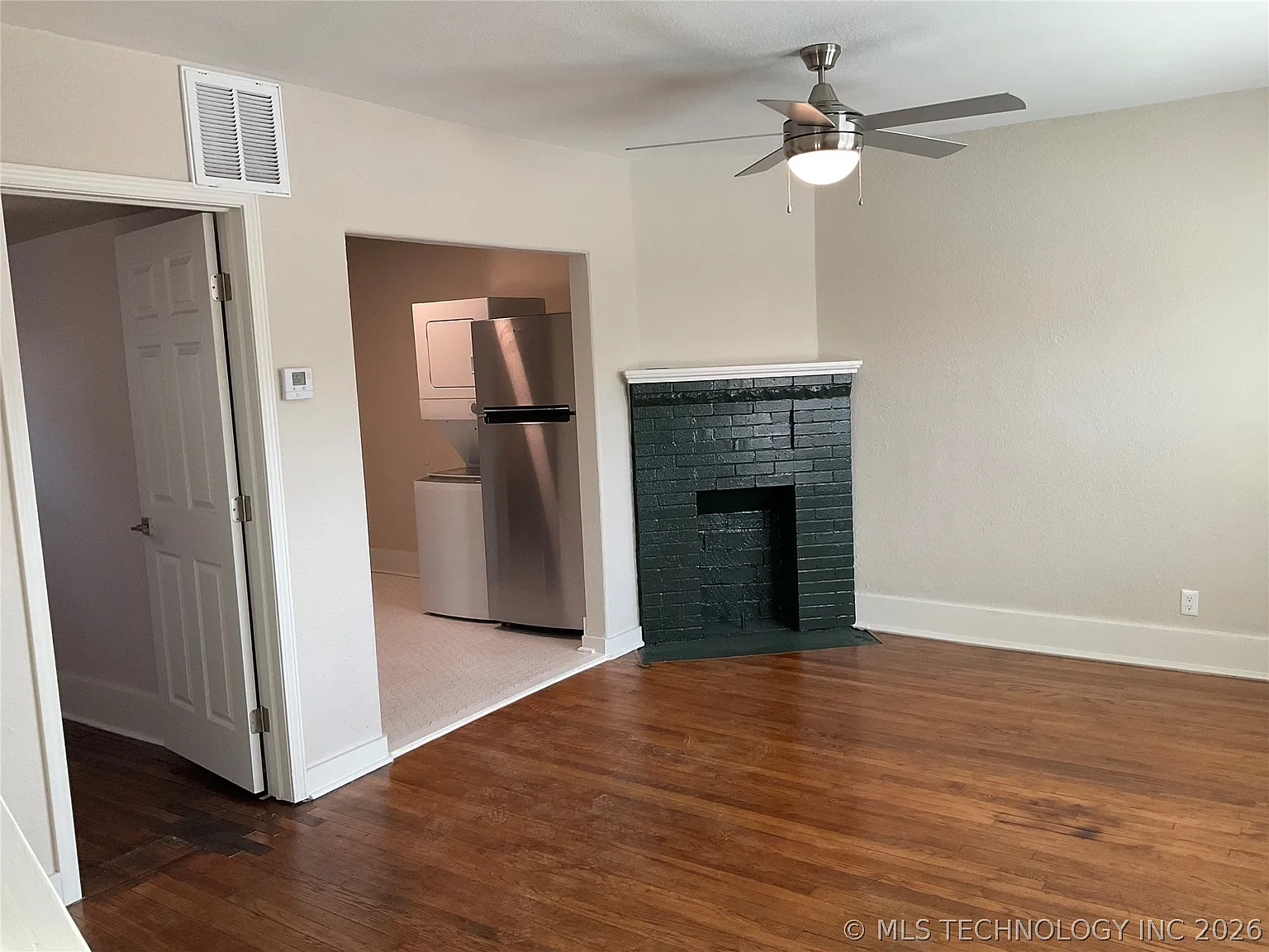 2 bed, 1.0 bath, 722 sqft, $1,000 — Photo 2