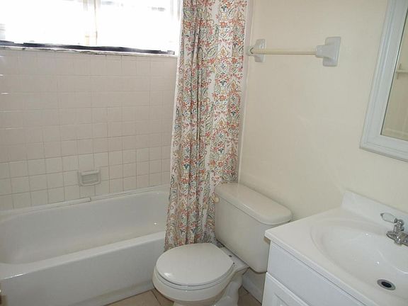 3rd image of 102 Sherwood Cir