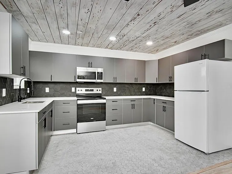 318 N E St — Photo 8