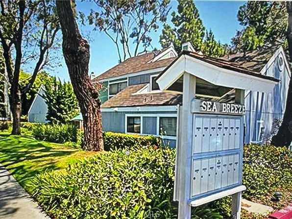 1036 Sea Breeze Dr #4, Costa Mesa, CA 92627