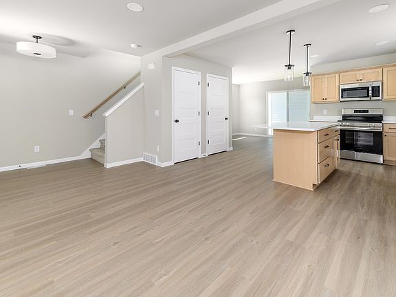 3rd image of 6513 Prairie Wood