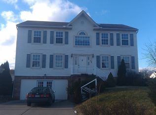 135 Holly Hill Dr, Oakdale, PA 15071