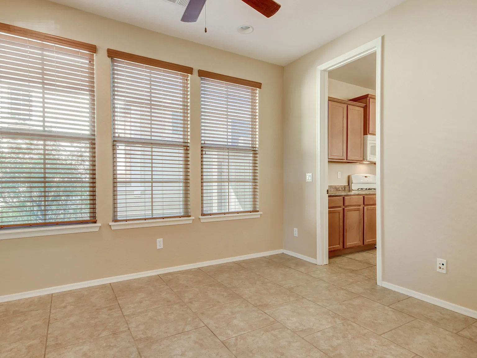 4 bed, 2089 sqft, $2,400 — Photo 4