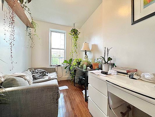 5th image of 864 Hart St APT 3R