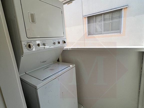 5th image of 210 W Micheltorena St #C