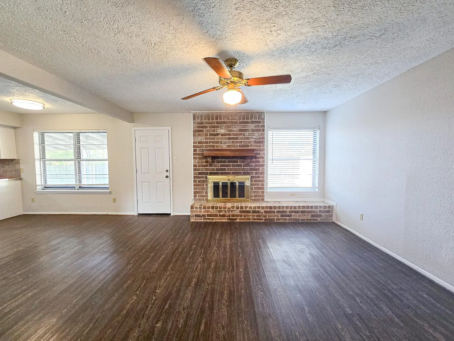 3 bed, 2.0 bath, 1288 sqft, $1,595 — Photo 3