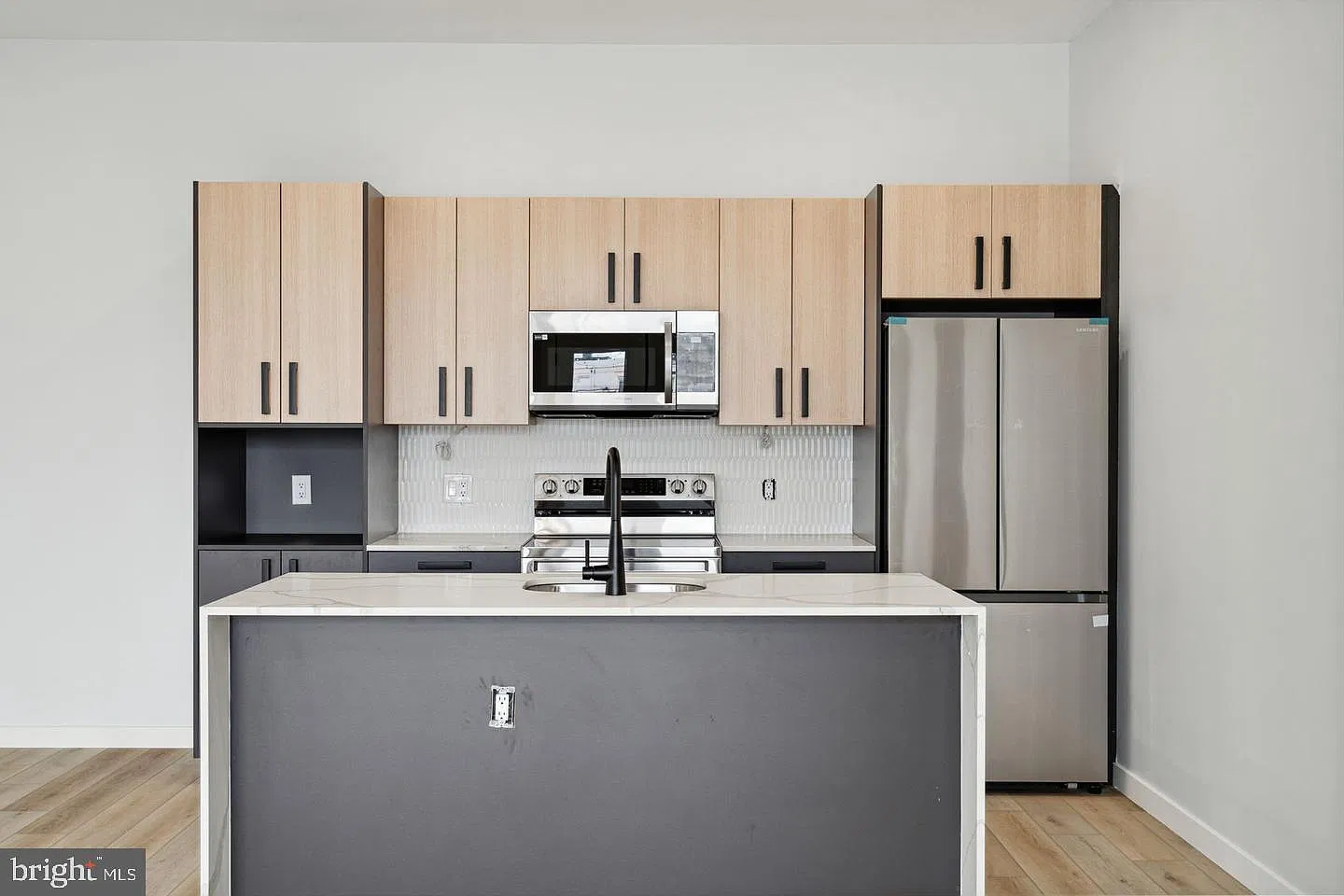 2 bed, 2.0 bath, 982 sqft, $2,400 — Photo 3