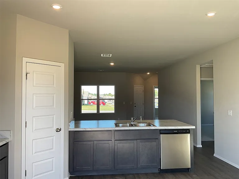 1105 W Abilene Rd — Photo 10